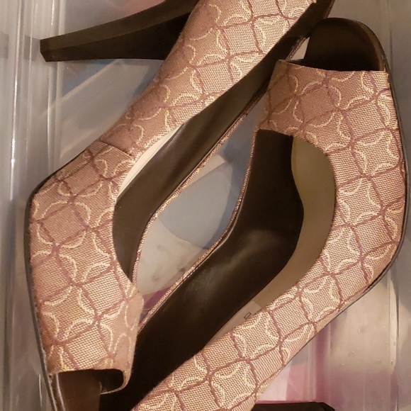 Women's Shoes - Picture 3 of 4